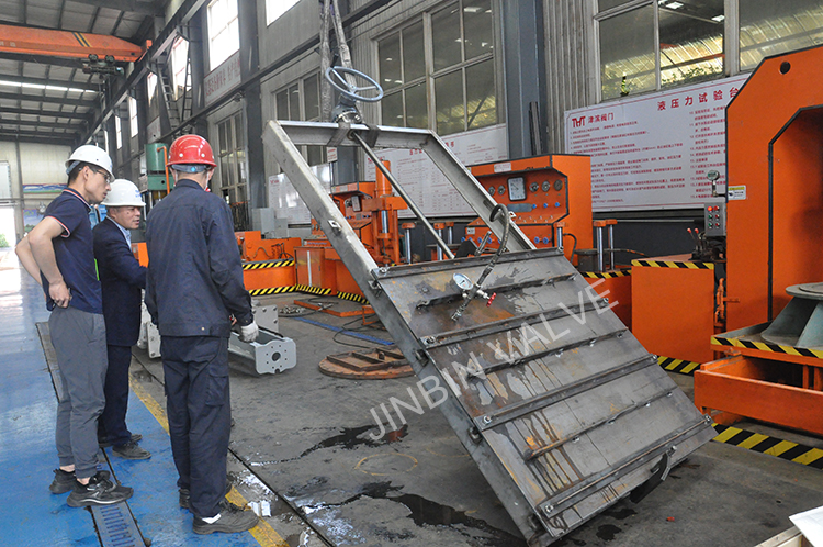 Jinbin stainless steel bi-directional sealing penstock gate passed the hydraulic test perfectly