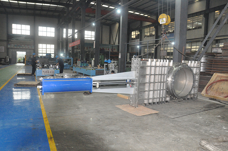 Production of DN1000 pneumatic airtight knife gate valve has been completed