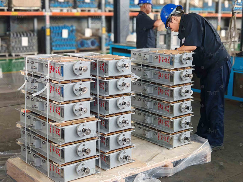 What is the function of the manual slide gate valve？